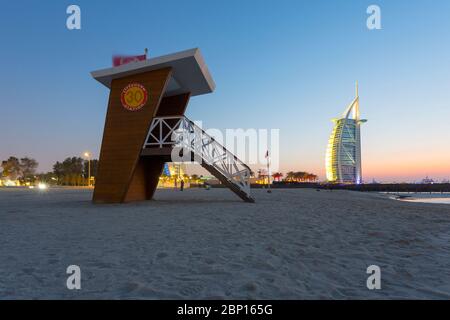 Burj al Arab Hotel, Sunset e bagnino torre di guardia sulla spiaggia di Jumeirah, Dubai, Emirati Arabi Uniti, Medio Oriente Foto Stock