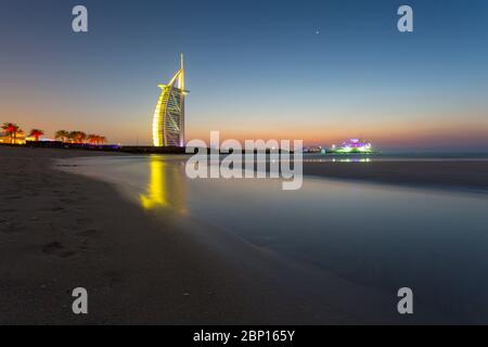 Burj al Arab Hotel dopo il tramonto sulla spiaggia di Jumeirah, Dubai, Emirati Arabi Uniti, Medio Oriente Foto Stock