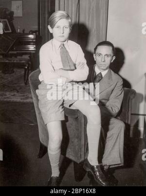 Joseph Goebbels, Heinrich Hoffmann fotografa 1933 il fotografo ufficiale di Adolf Hitler, e un politico e editore nazista, che era un membro del circolo intimo di Hitler. Joseph Goebbels con il figlio di sua moglie Harald Quandt dal suo primo matrimonio. Foto Stock