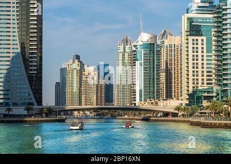 Canale di lusso Dubai Marina nella giornata estiva a Dubai con alti edifici sullo sfondo, Emirati Arabi Uniti. Foto Stock