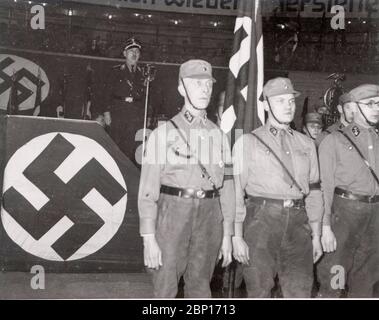 Prinz August Willhelm von Preussen spasiere Heinrich Hoffmann Fotografie 1933 fotografo ufficiale di Adolf Hitler, e un politico e editore nazista, che era un membro del circolo intimo di Hitler. Foto Stock