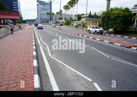 Marciapiede e strada con marcatura a Bandar seri Begawan, la capitale del Brunei che è il piccolo paese sul Borneo Foto Stock