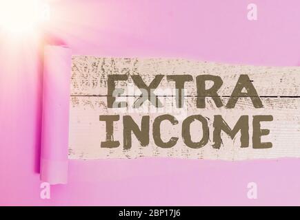 Cartello con testo che mostra reddito extra. Foto di business che mostra fondi aggiuntivi ricevuti o guadagnati da una base non regolare Foto Stock