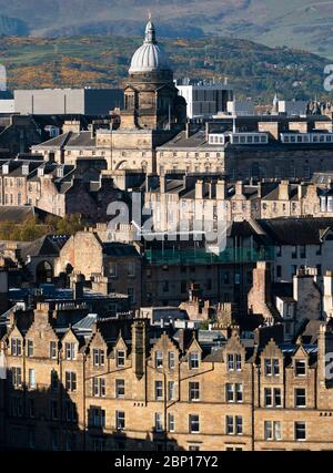 Vista dei tradizionali vecchi edifici in affito nella Citta' Vecchia di Edinburgo, Scozia, Regno Unito Foto Stock