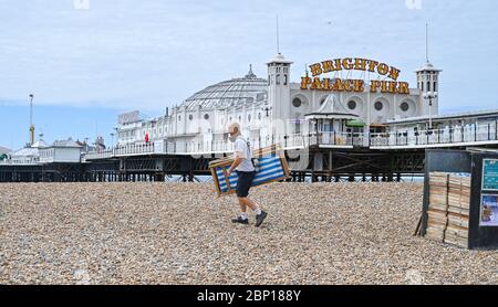 Brighton UK 17 maggio 2020 - Brighton spiaggia e lungomare sono piuttosto tranquilla a pranzo in una giornata calda con una miscela di sole e nuvole il primo fine settimana dopo i governi leggero allentamento delle restrizioni di blocco in Inghilterra durante il coronavirus COVID-19 pandemia . Anche il MP locale e il consiglio comunale avevano chiesto alla gente di non scendere sulla spiaggia e sul lungomare questo fine settimana. Credit: Simon Dack / Alamy Live News Foto Stock