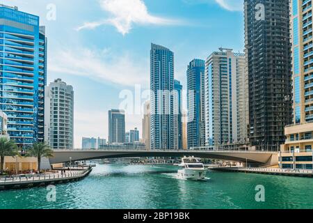 Canale di lusso Dubai Marina nella giornata estiva a Dubai con alti edifici sullo sfondo, Emirati Arabi Uniti. Foto Stock