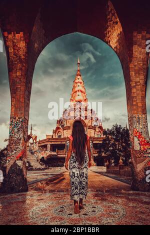 Donna viaggiatore che guarda un tempio buddista impressionante in Asia, popolare destinazione turistica punto di riferimento in Thailandia Foto Stock