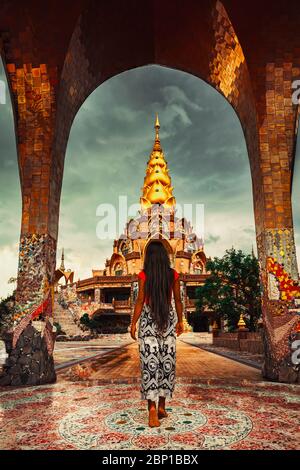 Donna viaggiatore che guarda impressionante tempio della Thailandia in Asia, popolare destinazione turistica punto di riferimento in Thailandia Foto Stock