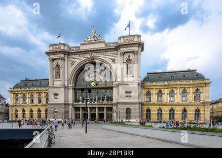 La stazione ferroviaria Keleti, esempio di architettura eclettica, a Budapest Foto Stock