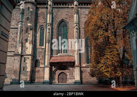 Chiesa Nera (Biserica Neagră) Brasov Transilvania Romania Europa. Tardo pomeriggio. Vista dettagliata dell'esterno al tramonto Foto Stock