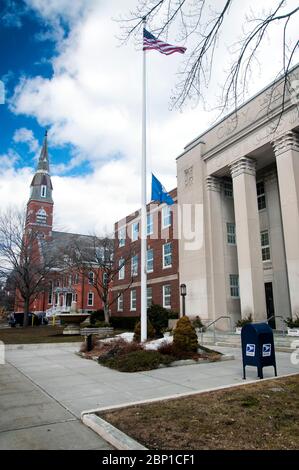 L'esterno del municipio di torrington connecticut e bandiere che soffiano nel vento, contea di litchfield. Foto Stock