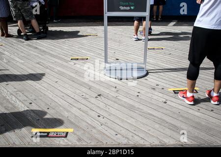 New York, Stati Uniti. 16 maggio 2020. I segni di allontanamento sociale al Nathan's al lungomare Riegelmann di Coney Island a Brooklyn durante la pandemia del coronavirus, il 16 maggio 2020 a New York City. (Foto di Erica Price/Sipa USA) Credit: Sipa USA/Alamy Live News Foto Stock