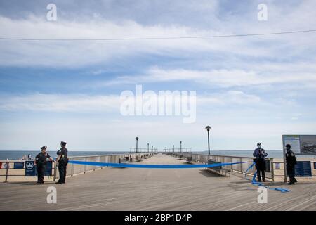 New York, Stati Uniti. 16 maggio 2020. NYPD chiude il molo presso la passeggiata sul lungomare di Riegelmann a Coney Island a Brooklyn durante la pandemia di coronavirus, il 16 maggio 2020 a New York City. (Foto di Erica Price/Sipa USA) Credit: Sipa USA/Alamy Live News Foto Stock