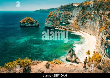 Incredibile viaggiatore con vista aerea escursionista in cima alla scogliera di montagna sullo sfondo paesaggio natura Diamond Beach, Indonesia Foto Stock