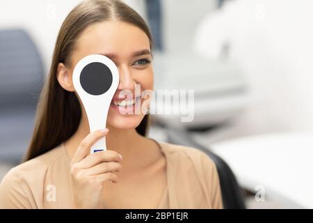 Paziente e ottico che fanno un esame degli occhi in clinica Foto Stock