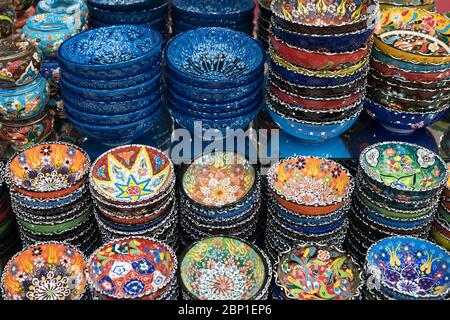 Colorate ciotole fatte a mano al mercato Souk a Dubai, Emirati Arabi Uniti Foto Stock