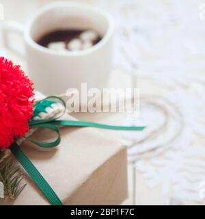 Fiocchi di neve fatti di carta bianca. Cacao con marshmallows. Preparazione e decorazione di Natale Foto Stock