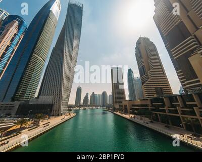 Dubai Marina canale in estate con edifici alti, Emirati Arabi Uniti. Foto Stock