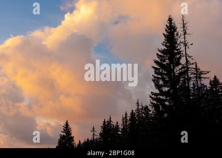 Crepuscolo sulla montagna di Velebit in Croazia Foto Stock