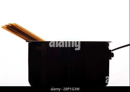 Spaghetti Pasta cottura in un piatto di acciaio inox su fondo bianco Foto Stock