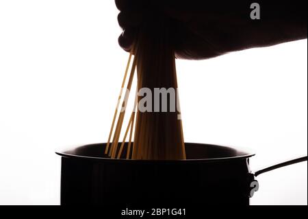 Spaghetti Pasta in un vaso di acciaio inox su sfondo bianco Foto Stock
