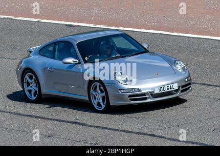 2006 Porsche 911 Carrera 4 S argento; veicoli veicolari, veicoli stradali, motori, automobili sull'autostrada M6 Foto Stock