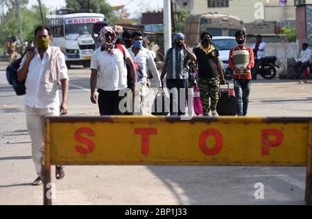 Rewa, Madhya Pradesh, India. 17 maggio 2020. Rewa (Madhya Pradesh): I migranti si recheranno nei loro villaggi nativi di Uttar Pradesh durante un blocco imposto dal governo a livello nazionale come misura preventiva contro il coronavirus, a Rewa a Madhya Pradesh il 17 maggio 2020. Credit: Prabhat Kumar Verma/ZUMA Wire/Alamy Live News Foto Stock