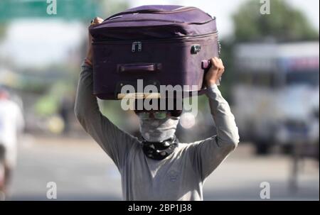 Rewa, Madhya Pradesh, India. 17 maggio 2020. Rewa (Madhya Pradesh): I migranti si recheranno nei loro villaggi nativi di Uttar Pradesh durante un blocco imposto dal governo a livello nazionale come misura preventiva contro il coronavirus, a Rewa a Madhya Pradesh il 17 maggio 2020. Credit: Prabhat Kumar Verma/ZUMA Wire/Alamy Live News Foto Stock