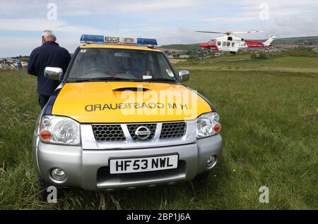 Un elicottero AgustaWestland AW189 da HM Coastguard entra a terra sul lato scogliera vicino a Overcombe in Dorset, durante un esercizio di formazione. Foto Stock