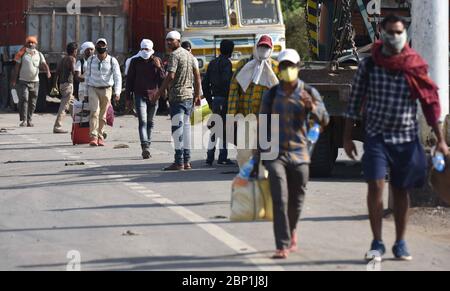 Rewa, Madhya Pradesh, India. 17 maggio 2020. Rewa (Madhya Pradesh): I migranti si recheranno nei loro villaggi nativi di Uttar Pradesh durante un blocco imposto dal governo a livello nazionale come misura preventiva contro il coronavirus, a Rewa a Madhya Pradesh il 17 maggio 2020. Credit: Prabhat Kumar Verma/ZUMA Wire/Alamy Live News Foto Stock