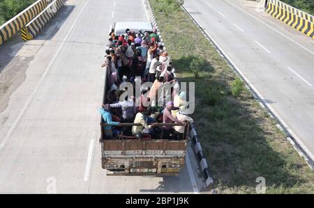 Rewa, Madhya Pradesh, India. 17 maggio 2020. Rewa (Madhya Pradesh): I migranti viaggiano su camion durante un blocco imposto dal governo a livello nazionale come misura preventiva contro il coronavirus, a Rewa a Madhya Pradesh il 17 maggio 2020. Credit: Prabhat Kumar Verma/ZUMA Wire/Alamy Live News Foto Stock