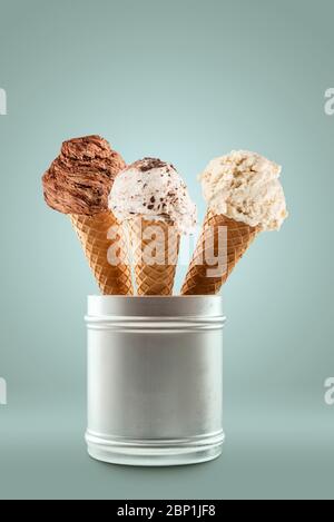 Coni gelato di diverso gusto in cestello metallico, su fondo coloso Foto Stock