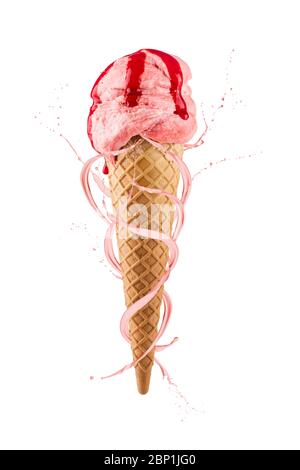 cono gelato alla fragola con spruzzi di latte, isolato su sfondo bianco Foto Stock