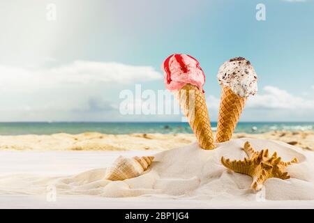 coni gelato spiedati nella sabbia sulla spiaggia soleggiata Foto Stock