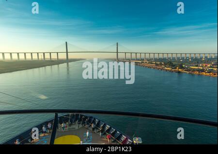 Suez Kanal von der Brücke eines Kreuzfahrtschiffes Foto Stock