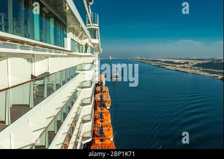 Suez Kanal von der Brücke eines Kreuzfahrtschiffes Foto Stock