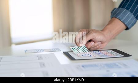 progettazione ux sviluppo di applicazioni di pianificazione creativa vicino ai layout dei framework per smartphone mobili, concetto di esperienza utente Foto Stock