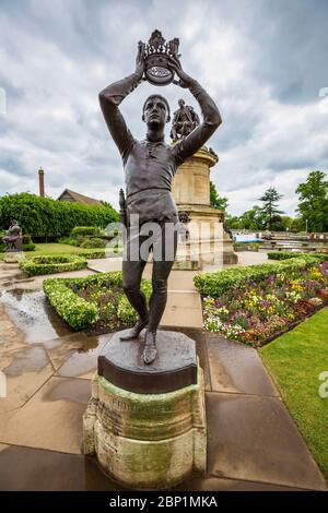 Una statua del personaggio Prince Hal (Henry V) e William Shakespeare sull'apice del Gower Monument, Stratford Upon Avon, Inghilterra Foto Stock