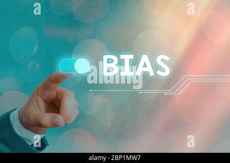 Scrittura concettuale a mano che mostra Bias. Concetto che significa inclinazione o pregiudizio per o contro un gruppo individuale Foto Stock