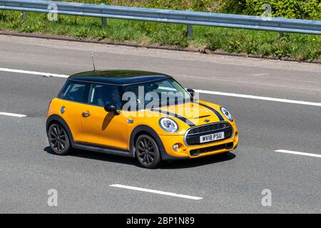 2019 giallo arancione Mini Cooper S Auto; veicoli veicolari in movimento, veicoli in marcia su strade del Regno Unito, motori, motori sull'autostrada M6 Foto Stock