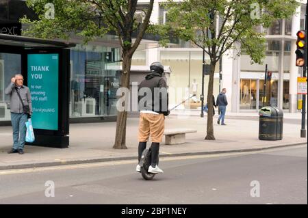 Londra, Regno Unito. 17 maggio 2020. Oxford Street senza fare shopping la domenica durante il periodo di chiusura del Coronavirus covid-19 in quanto i negozi rimangono chiusi. Credit: JOHNNY ARMSTEAD/Alamy Live News Foto Stock