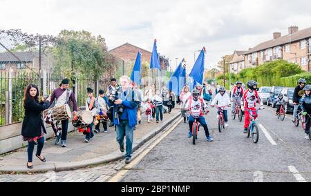 I giocatori di Punjabi dhol si esibiscono al Green Street Diversity Procession, Green Street, Newham, Londra Foto Stock