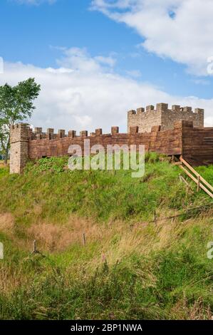 Esempio di replica / ricostruzione del Muro di Adriano al Forte romano di Vindolanda vicino al Muro di Adriano nel Northumberland Foto Stock