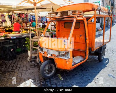 APE auto nel mercato di campo de Fiori - Roma, Italia Foto Stock