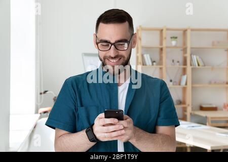 Primo piano felice bel giovane uomo d'affari con smartphone. Foto Stock