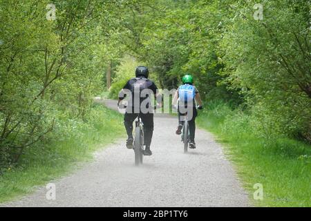 Ciclisti sul sentiero della valle di Sett a New Mills, Derbyshire. Foto Stock