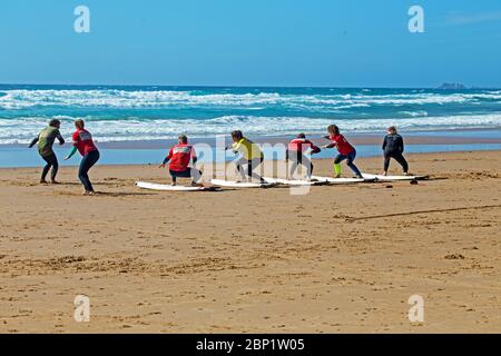 Vale Figueiras, Portogallo - 10 giugno 2019:Surfers ricevendo lezioni di surf a Praia Vale Figueiras in Portogallo Foto Stock
