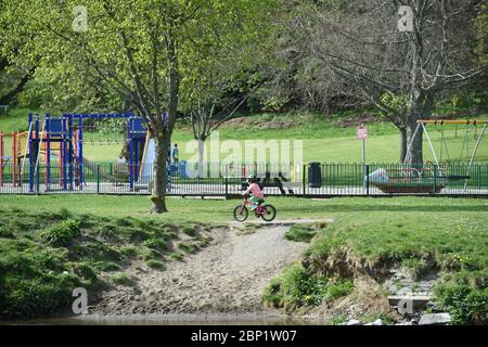 Peebles Scottish Borders, Regno Unito .3 maggio 20 . Coronavirus Covid-19 Pandemico vita quotidiana durante il blocco. Primavera nel parco di Hay Lode. Springtime a Hay Foto Stock