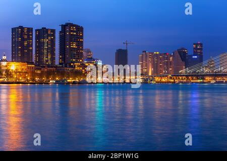 Centro di Rotterdam in Olanda, Paesi Bassi, vista sul fiume di notte Foto Stock