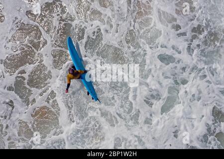 Aereo da un surfista che va a navigare nell'oceano atlantico Foto Stock